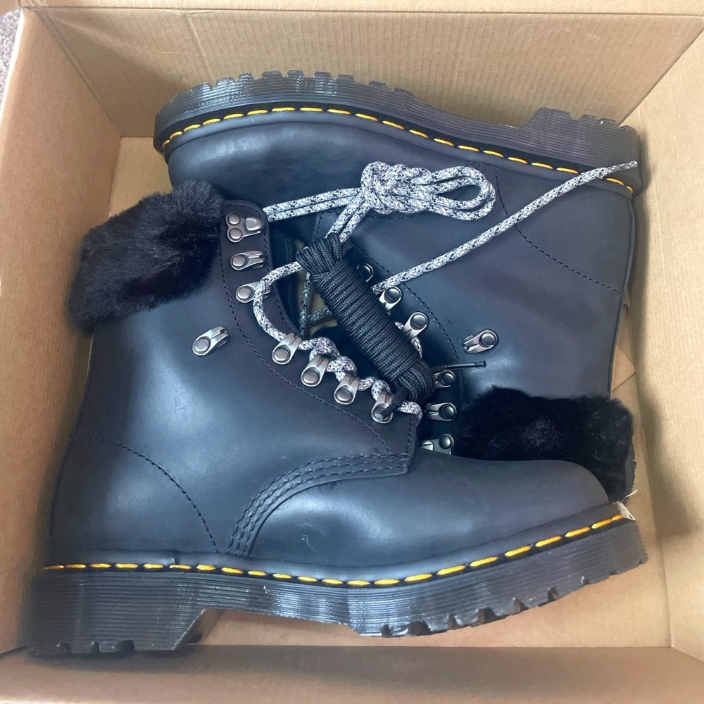 NWT Dr. Martens Serena faux fur lined lug sole boots